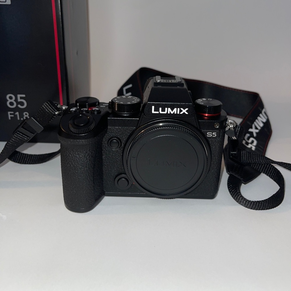 Panasonic LUMIX S5 (DC-S5) & Lens Bundle (LIKE NEW)